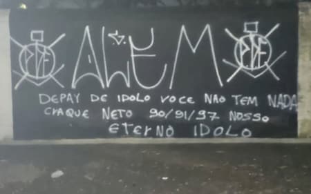 Muro do Parque São Jorge, sede do Corinthians, foi pichado por torcedores e Memphis Depay foi alvo de críticas