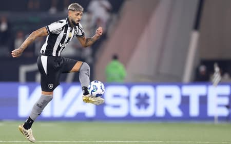 Alexander Barboza, zagueiro do Botafogo, em ação