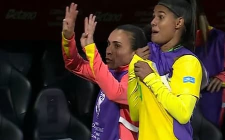 Marta provoca torcedores colombianos em Brasil x Colômbia. (Foto: Reprodução/Sportv)