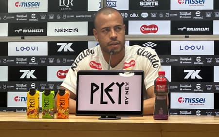 Mayke será o novo camisa 2 do Santos. Lateral foi apresentado nesta quinta-feira (31), na Vila Belmiro. (Foto: Juliana Yamaoka/ Lance!)