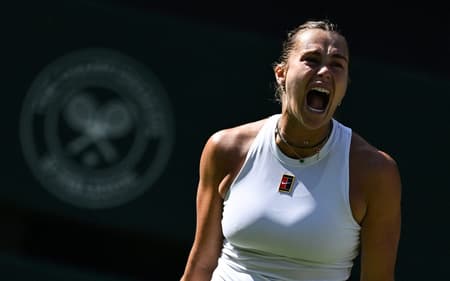 Aryna Sabalenka comemora em jogo contra Laura Siegemund em Wimbledon (foto: Kirill KUDRYAVTSEV / AFP)