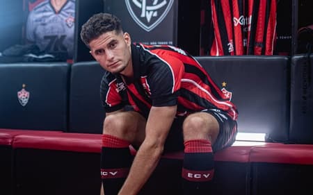 Rúben Rodrigues com a camisa do Vitória (Foto: Victor Ferreira / EC Vitória)