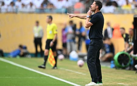 Xabi Alonso conversa com jogadores do Real Madrid durante jogo contra a Juventus, pelo Mundial