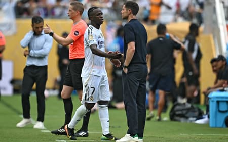 Xabi Alonso cumprimenta Vini Jr no duelo entre Real Madrid e Pachuca, pelo Mundial de Clubes