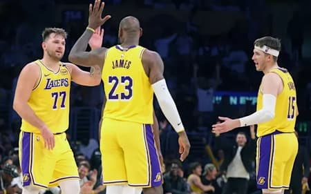 Jornalista aponta suposta "treta" entre Lebron, Reaves e Doncic; empresário desmente