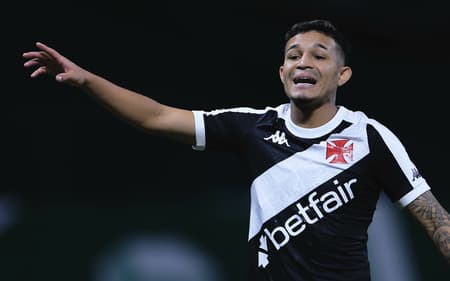 Adson, em ação pelo Vasco contra o Palmeiras no Brasileirão 2024 (Foto: Ettore Chiereguini/AGIF)