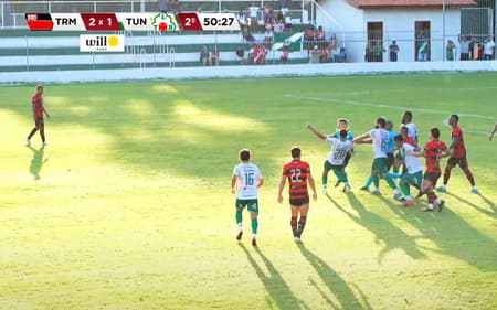 Jogador agride árbitros em jogo da Série D