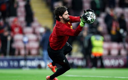 Alisson no aquecimento para o jogo do Liverpool contra o PSG pela volta das oitavas da Champions