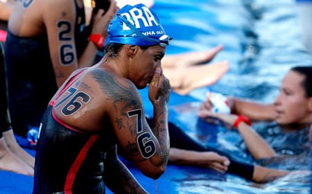 Brasileira competiu com corte profundo no braço