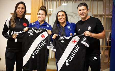Marta e Angelina recebem camisas do Vasco em Quito durante a disputa da Copa América Feminina. (Foto: Matheus Lima/Vasco)