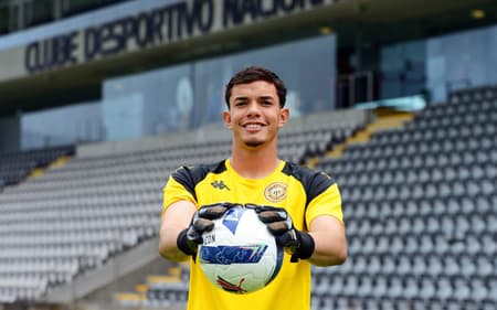 Kevyn Vinícius é apresentado pelo Nacional, de Portugal (Foto: Divulgação / CD Nacional)