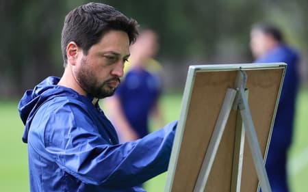 Arthur Elias durante treino de véspera de Brasil x Bolívia pela Copa América Feminina. (Foto: Lívia Villas Boas/ CBF)