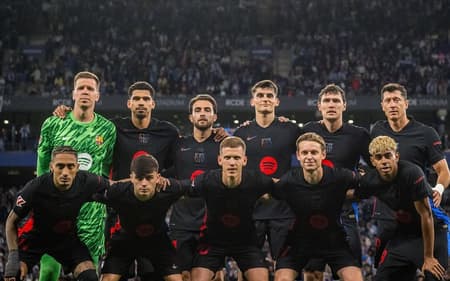 Jogadores do Barcelona contra o Espanyol, partida que marcou o título de La Liga