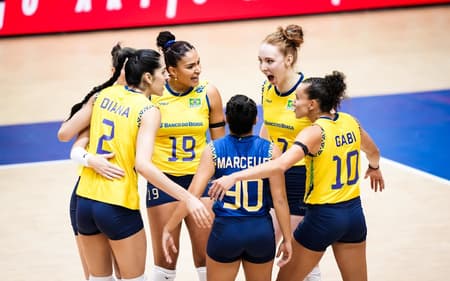 Jogadoras do Brasil em jogo contra a Polônia na VNL (Foto: Divulgação/Volleyball World)