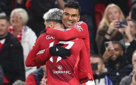 Casemiro comemora gol com Alejandro Garnacho (Foto: Darren Staples/AFP)