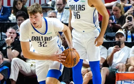 Cooper Flagg em ação em jogo entre Lakers e Mavericks na Summer League (Foto: Reprodução/X: @mavericks)
