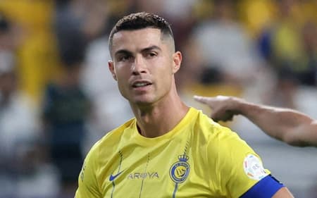 Cristiano Ronaldo, que mandou uma camisa autografada a Donald Trump, em ação pelo Al-Nassr no campeonato saudita (Foto: Divulgação)