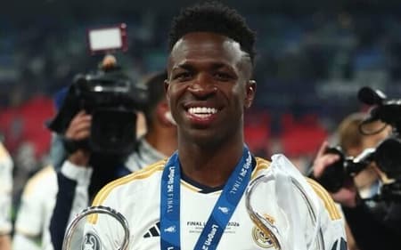 cropped-vini-jr-champions-league-taca.jpg