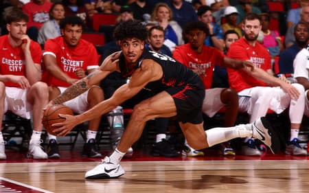 DJ Carton, do Trail Blazers, em ação contra o Pelicans na NBA Summer League (Foto: Zach Beeker/NBAE via Getty Images/AFP)