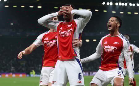 Gabriel Magalhães, do Arsenal, comemora gol ironizando Vikot Gyokeres (Foto: Filipe Amorim/AFP)