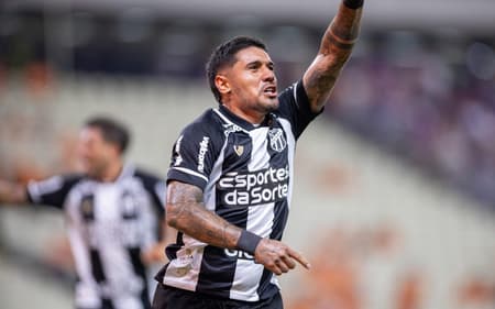 Galeano comemora gol do Ceará contra o Fortaleza, pelo Brasileirão. O Alvinegro venceu por 1 a 0 (Foto: Baggio Rodrigues/AGIF)