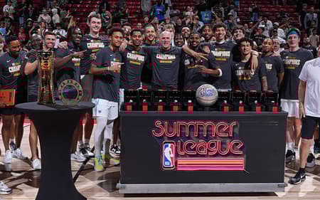 Charlotte Hornets comemora título da NBA Summer League (Foto: Garrett Ellwood/NBAE via Getty Images/AFP)