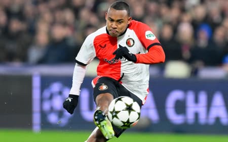 Igor Paixão em ação pelo Feyenoord, da Holanda (Foto: JOHN THYS / AFP)
