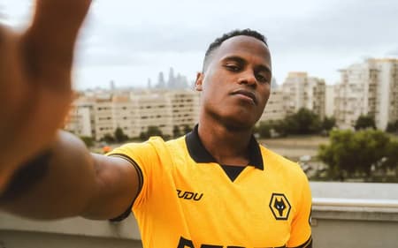 Jhon Arias Wolves