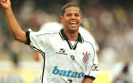 Marcelinho Carioca comemora gol pelo Corinthians na final de 1999