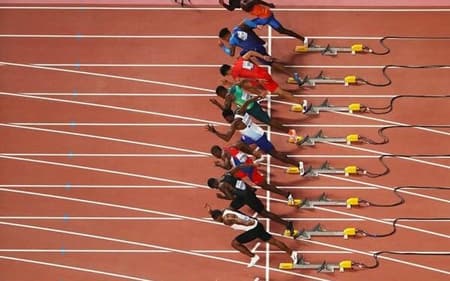 Largada de uma bateria dos 100m masculino do Mundial de Doha. (IAAF)