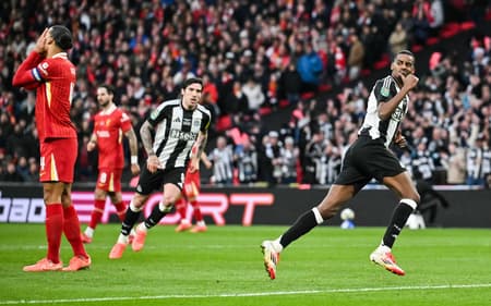 Isak comemora gol pelo Newcastle na final da Copa da Liga Inglesa contra o Liverpool