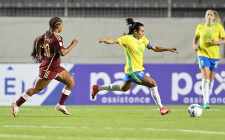 Marta e Day Rodríguez durante jogo entre Brasil e Venezuela, na estreia da Copa América Feminina. (Foto: Lívia Villas Boas/ CBF)