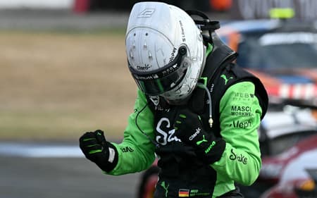 Nico Hulkenberg comemorando pódio no GP da Inglaterra pela F1 2025 (Foto: Andrej ISAKOVIC / AFP)