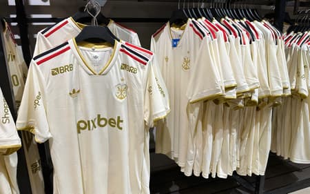 O novo uniforme 3 do Flamengo. (Foto: Lucas Bayer/LANCE!)