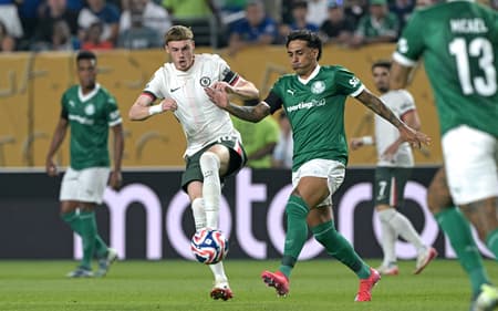 Cole Palmer e Facundo Torres disputam bola em Palmeiras x Chelsea pelo Mundial de Clubes