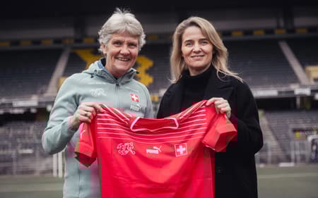 Pia Sundhage apresentada à seleção da Suíça. (Foto: Suíça/Divulgação)