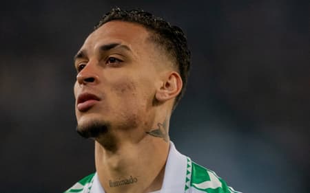 Antony comemorando gol pelo Real Bétis