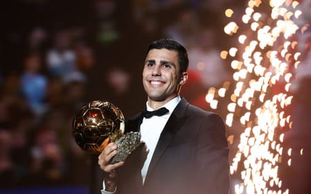 Rodri, volante do Manchester City, foi eleito melhor do mundo na temporada 2023-24 (Foto: Franck Fife/AFP)