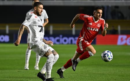 Zé Rafael, do Santos, durante partida contra o Internacional na Vila Belmiro