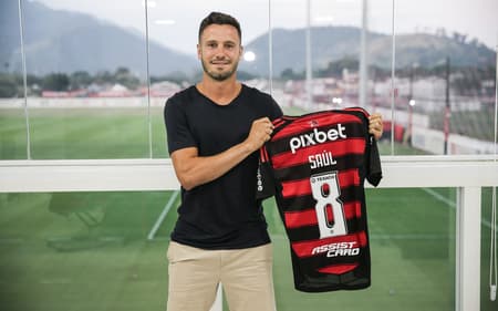 Saúl com a camisa oito do Flamengo (Foto: Gilvan de Souza/Flamengo)