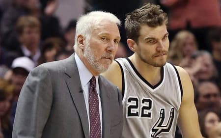 Tiago Splitter e Gregg Popovich em jogo do San Antonio Spurs pela NBA (Foto: Reprodução/Instagram: @tiagosplitter)