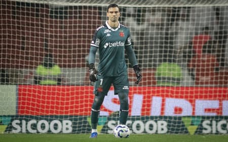 Léo Jardim, do Vasco, em jogo com o Internacional