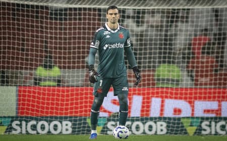 Léo Jardim, do Vasco, em jogo com o Internacional