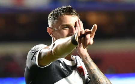 Vegetti, do Vasco, comemora seu gol contra o São Paulo, no Morumbis