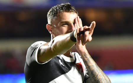 Vegetti, do Vasco, comemora seu gol contra o São Paulo, no Morumbis