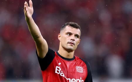 Alvo do Sunderland, Xhaka em ação pelo Bayer Leverkusen (Foto: AFP)