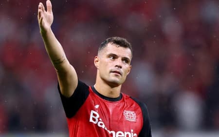 Alvo do Sunderland, Xhaka em ação pelo Bayer Leverkusen (Foto: AFP)