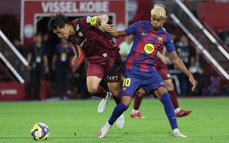 Lamine Yamal em ação no amistoso de pré-temporada, pelo Barcelona (Foto: JIJI PRESS / AFP)