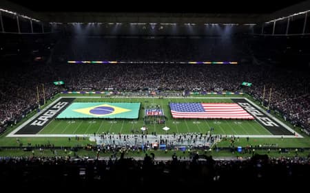 bandeiras do Brasil e estados unidos esticadas na Arena Corinthians, em São Paulo