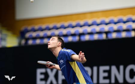 Hugo Calderano na vitória na estreia na Suécia (WTT/Divulgação)